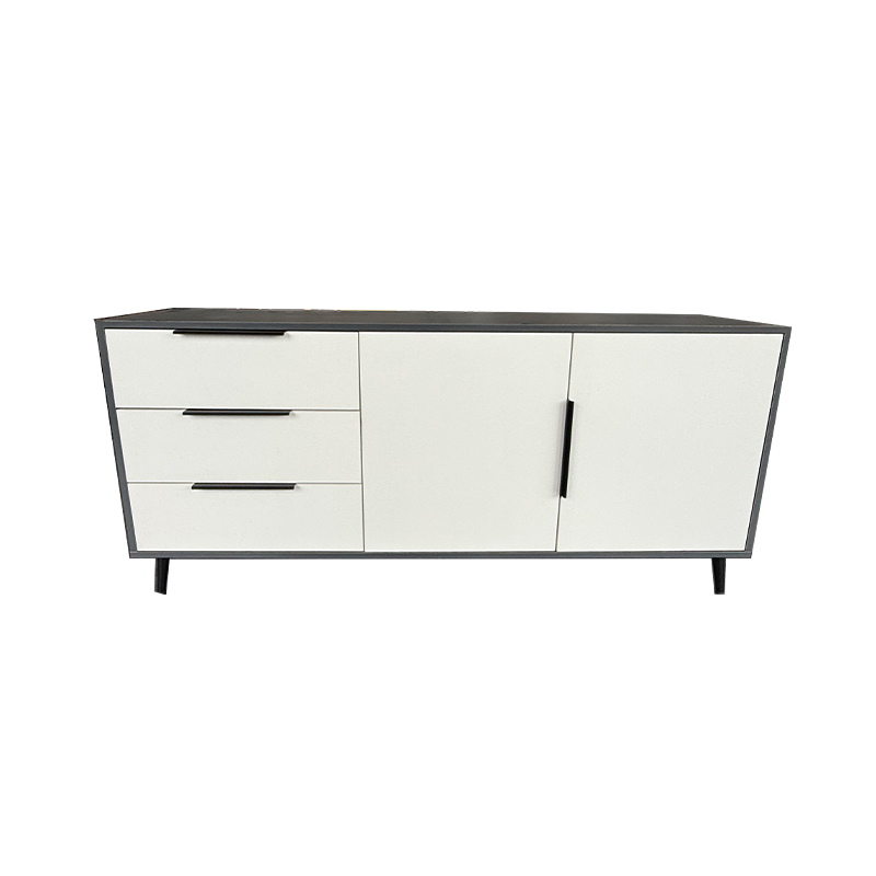 How can the ergonomic design of display racks be adapted to the comfortable viewing angle of visitors?